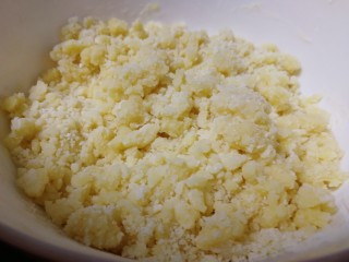 14、核桃酥,搅拌成无干粉状。