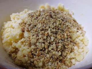 15、核桃酥,加入核桃碎。