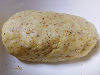 16、核桃酥,拌匀抓成团。