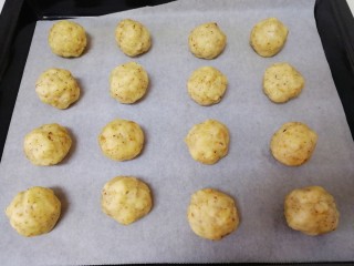 17、核桃酥,分成25g的面团，揉圆放在烤盘上。