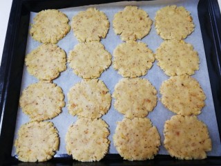 18、核桃酥,把面团压扁，使其四周开裂。