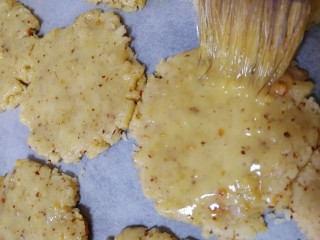 19、核桃酥,在表面刷上全蛋液。（同时烤箱180度预热5分钟。）