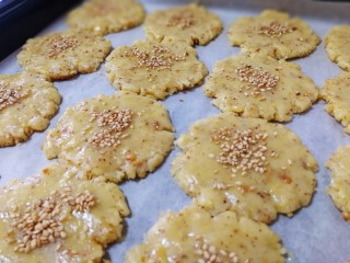 20、核桃酥,撒上芝麻。