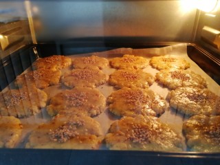 21、核桃酥,放入烤箱中层，180度上下烤15分钟。