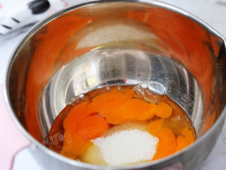 3、老式鸡蛋糕,再一次性加入白糖