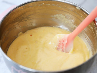 7、老式鸡蛋糕,翻拌均匀