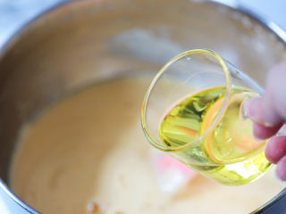 8、老式鸡蛋糕,加入玉米油