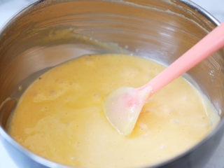 9、老式鸡蛋糕,翻拌均匀