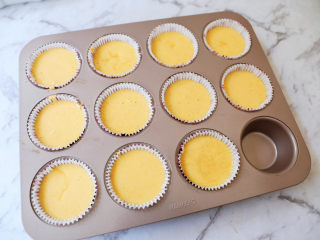 10、老式鸡蛋糕,模具垫上纸托,再将蛋糕糊倒入纸托中,8-9分满即可