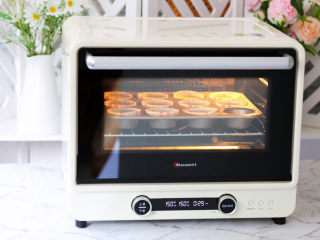 12、老式鸡蛋糕,放入预热好的海氏i7烤箱,上下火150度,中层烘烤30分钟,取出晾凉即可享受美食了