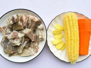 1、胡萝卜玉米排骨汤,准备材料:①排骨400g② 胡萝卜1根③玉米1根④姜3片⑤食盐适量