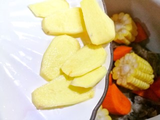 5、胡萝卜玉米排骨汤,加入姜片。