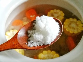 8、胡萝卜玉米排骨汤,食用前5分钟放入盐即可。