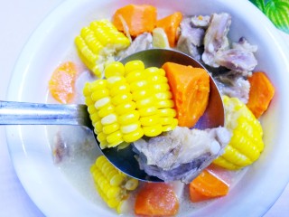 10、胡萝卜玉米排骨汤,非常好喝。