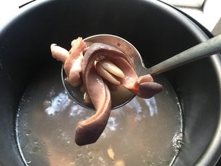 11、花生猪肚汤,煲熟的猪肚很脆爽、不烂，花生米软糯适口。