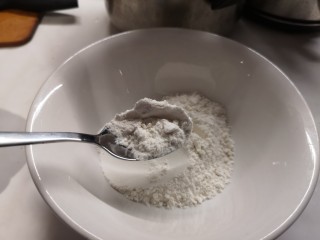 2、香蕉小甜饼,面粉20勺，就是图中勺子的大小。