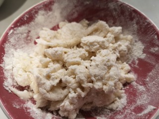 3、香蕉小甜饼,把面粉分成两份，一份加开水，用筷子搅匀。