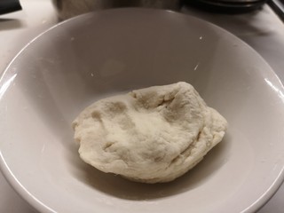 4、香蕉小甜饼,再把剩下的面粉和加入开水的面粉和成面团。