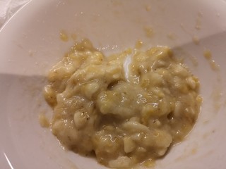 5、香蕉小甜饼,香蕉搅成泥，加入半勺糖。