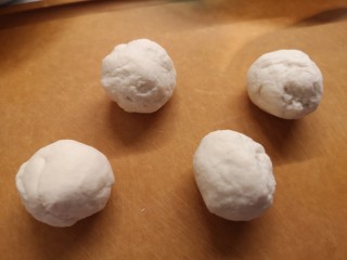 6、香蕉小甜饼,面醒好分成四份。
