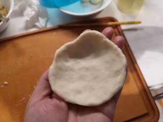 7、香蕉小甜饼,用手按扁。
