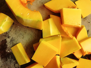 3、南瓜小圆子,切成厚片