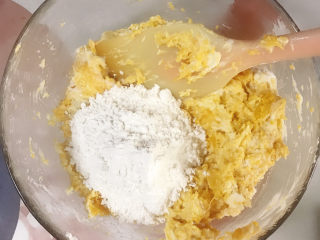 8、南瓜小圆子,拌匀后继续分次加入糯米粉