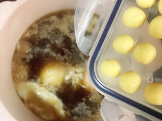 13、南瓜小圆子,水开后打入两个鸡蛋,再次烧开后放入小汤圆