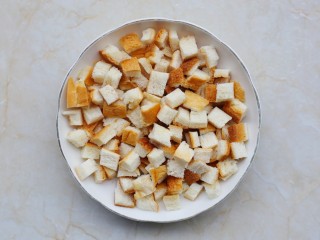 2、冬至美食 吐司披萨,吐司切丁。