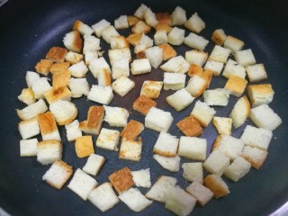 7、冬至美食 吐司披萨,放入吐司炒至变硬。