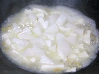 2、 萝卜豆腐汤 宝宝营养辅食，营养又暖胃,放入豆腐、白萝卜一起开中火煮5分钟。