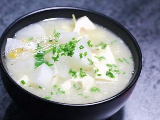 3、 萝卜豆腐汤 宝宝营养辅食，营养又暖胃,放入葱花，1岁以上还可加少许盐调味！