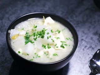 4、 萝卜豆腐汤 宝宝营养辅食，营养又暖胃,我只想说太鲜美了，有多少喝多少！