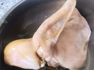 1、香葱拌羊脸,在超市买到半成品的羊脸洗净备用