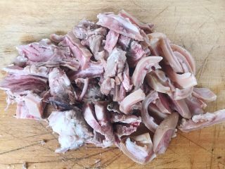 2、香葱拌羊脸,切成片状