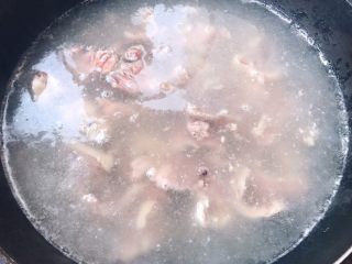 3、香葱拌羊脸,锅中烧开水将羊脸肉焯水去除杂质和油脂