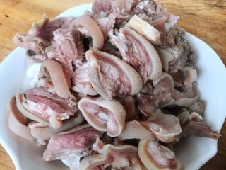 4、香葱拌羊脸,焯好水立即放入冷水中在清水中多冲洗几遍沥干水份备用