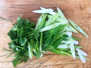 5、香葱拌羊脸,香葱和香菜切成小段