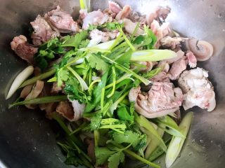 6、香葱拌羊脸,羊脸肉和香葱还有香菜放入容器中