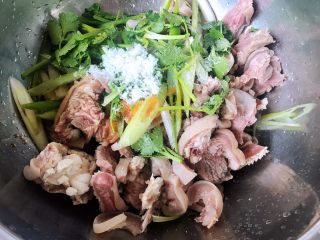 7、香葱拌羊脸,放入调味料糖、盐、味精、麻油、辣椒油、涝汁