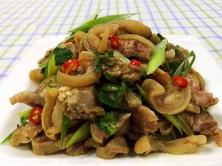 9、香葱拌羊脸,拌好的美味香葱拌羊脸装入盘中撒上小红辣椒即美观又美味