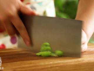 1、18m+白萝卜鸡肉饼,首先，处理小油菜。焯水，剁碎~