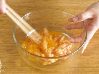 4、18m+白萝卜鸡肉饼,将鸡蛋打入鸡肉馅中，搅拌~