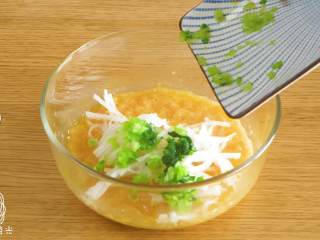 5、18m+白萝卜鸡肉饼,放入萝卜丝、小油菜碎，搅拌~