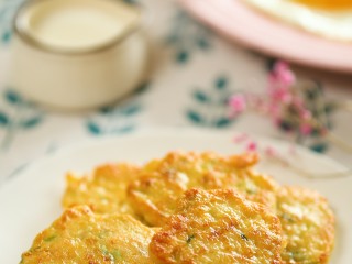 9、18m+白萝卜鸡肉饼,两面都煎至金黄就可以出锅啦~