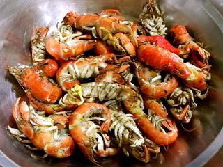 1、孜然粒炒蝼蛄虾,鲜活的蝼蛄虾在清水中洗净（我清洗了7-8遍）沥干水份放入蒸锅大火蒸10十分钟