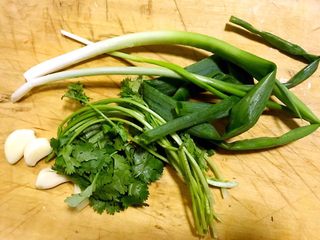 2、孜然粒炒蝼蛄虾,备好葱、蒜和香菜