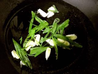 3、孜然粒炒蝼蛄虾,炒锅中倒入油加热放入葱末爆香