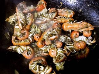 5、孜然粒炒蝼蛄虾,放入盐和味精调味均匀提鲜