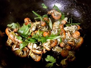 6、孜然粒炒蝼蛄虾,最后撒上葱段和香菜即可出锅享用